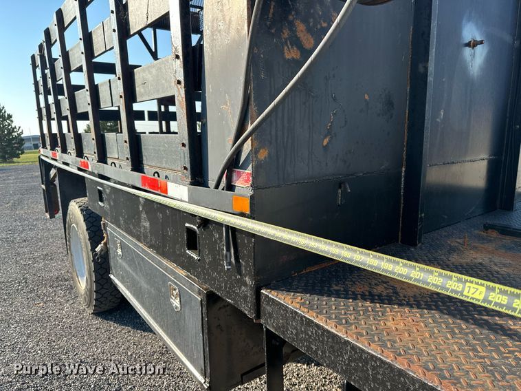 image for item KW9198 2003 GMC C7500  flatbed truck