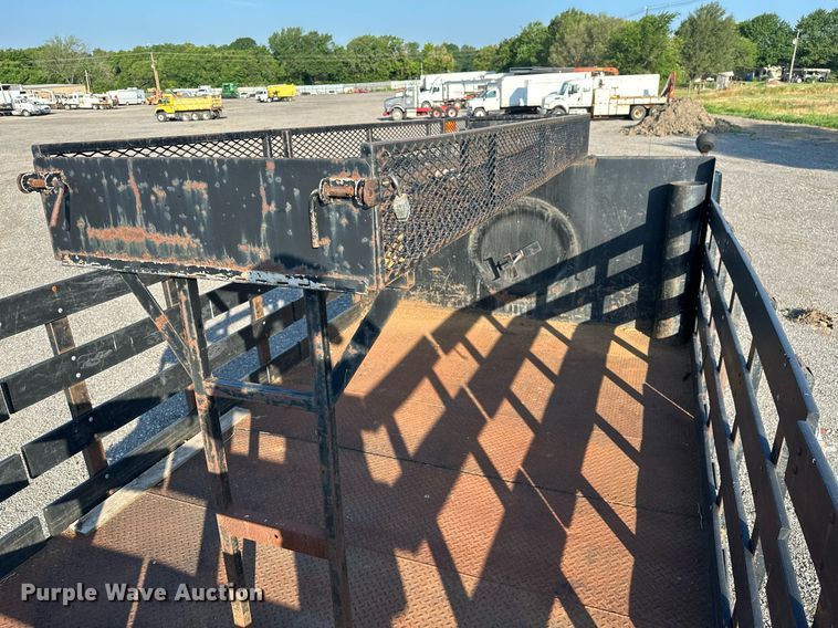 image for item KW9198 2003 GMC C7500  flatbed truck