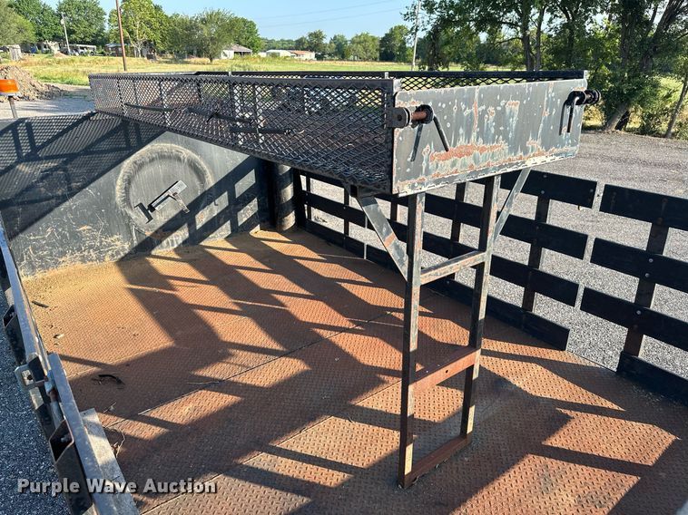 image for item KW9198 2003 GMC C7500  flatbed truck