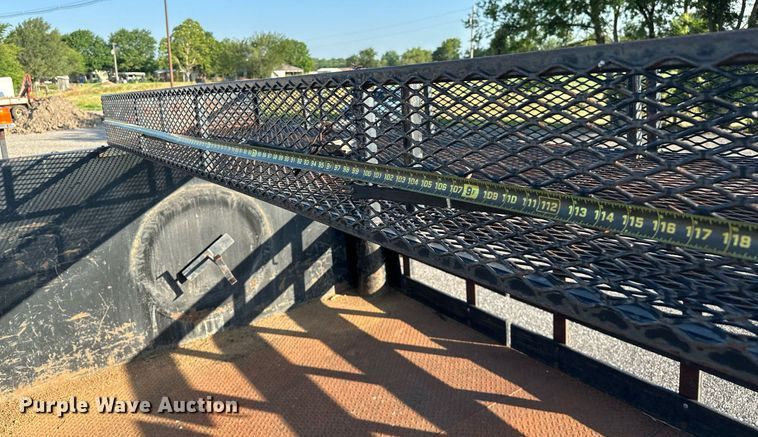 image for item KW9198 2003 GMC C7500  flatbed truck