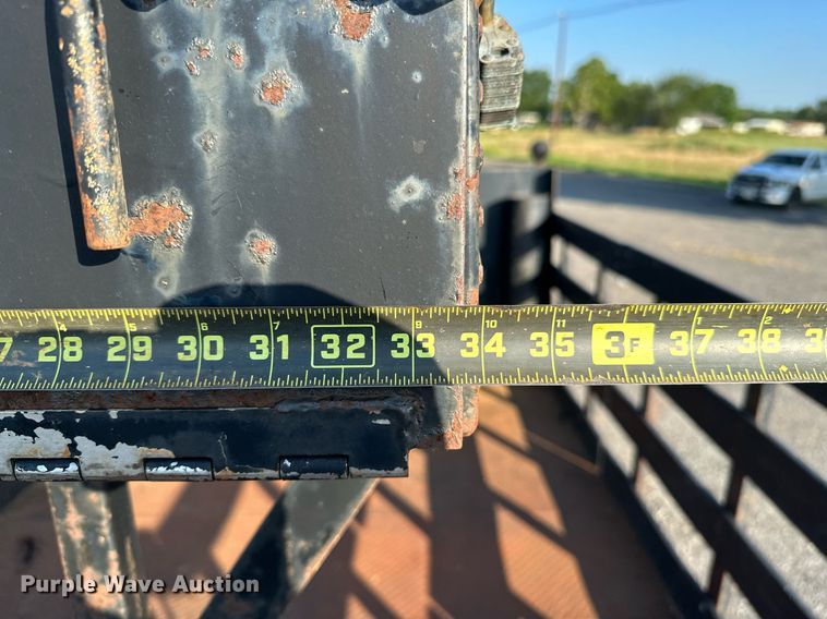 image for item KW9198 2003 GMC C7500  flatbed truck