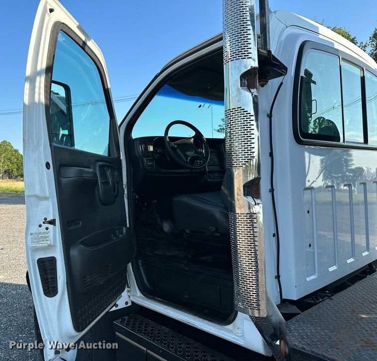 image for item KW9198 2003 GMC C7500  flatbed truck