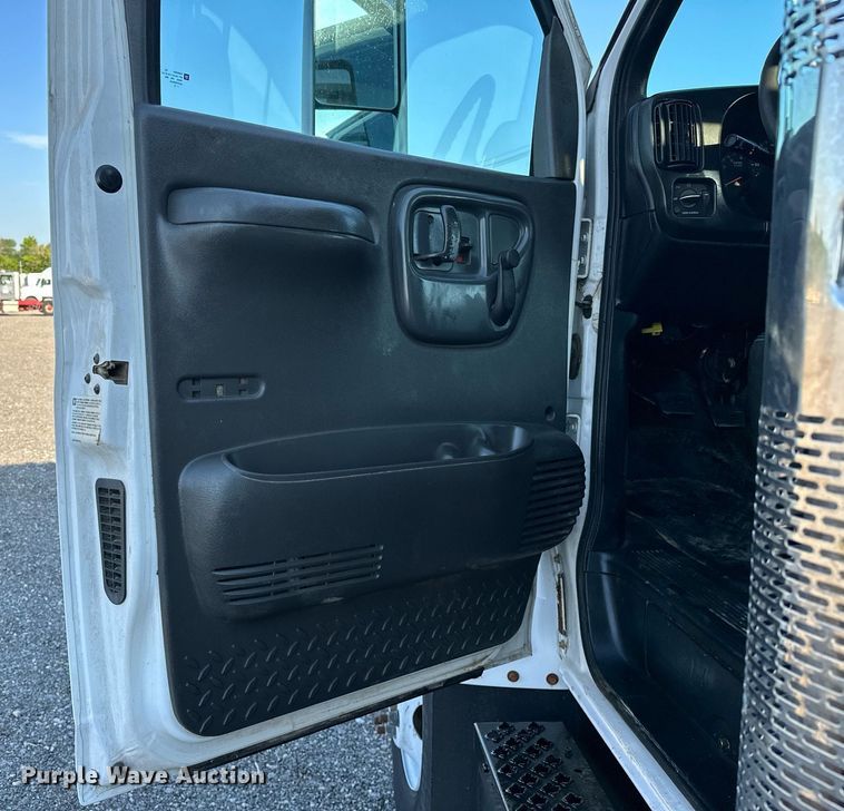 image for item KW9198 2003 GMC C7500  flatbed truck