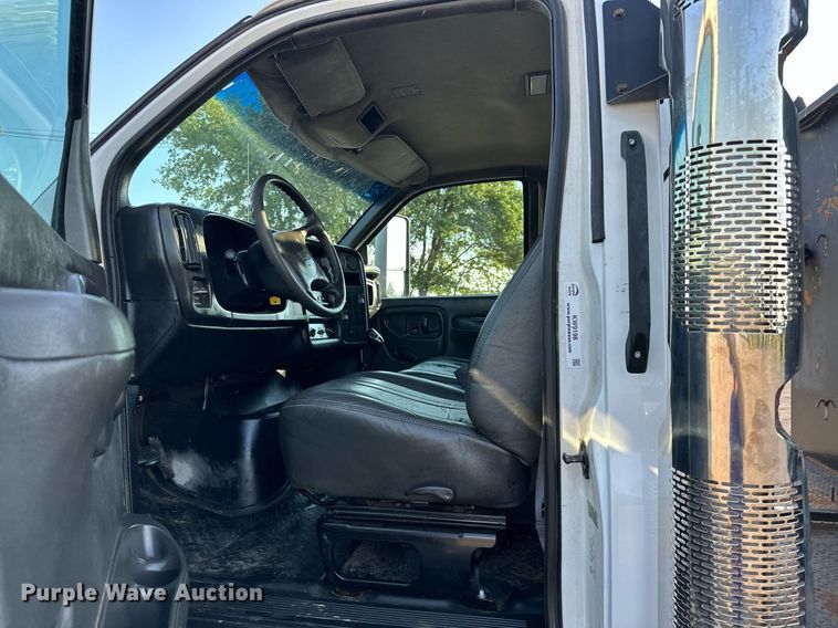 image for item KW9198 2003 GMC C7500  flatbed truck