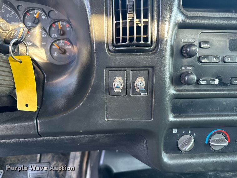 image for item KW9198 2003 GMC C7500  flatbed truck