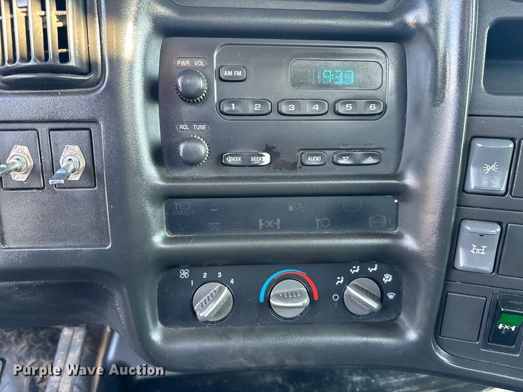 image for item KW9198 2003 GMC C7500  flatbed truck