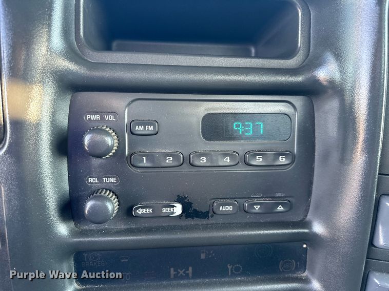 image for item KW9198 2003 GMC C7500  flatbed truck