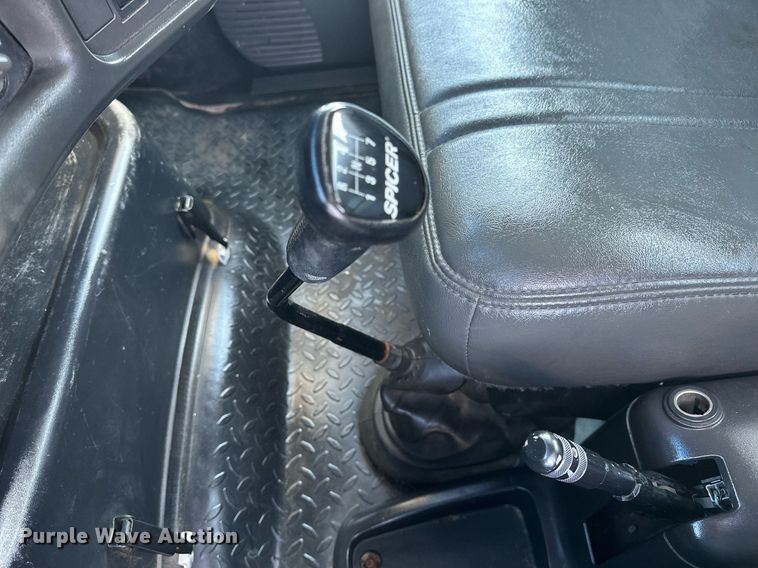 image for item KW9198 2003 GMC C7500  flatbed truck