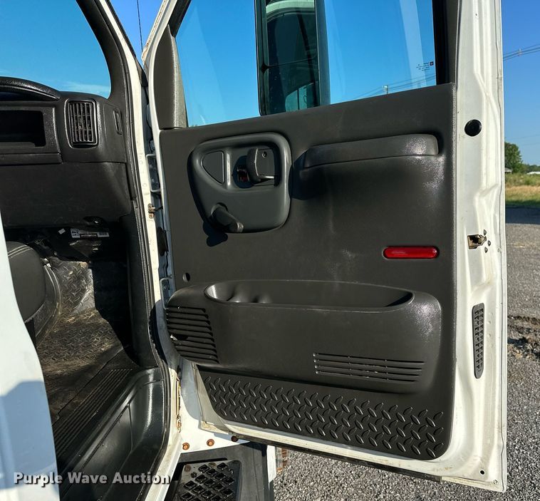 image for item KW9198 2003 GMC C7500  flatbed truck