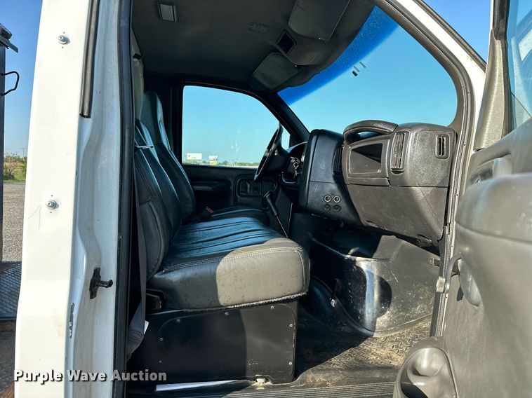 image for item KW9198 2003 GMC C7500  flatbed truck