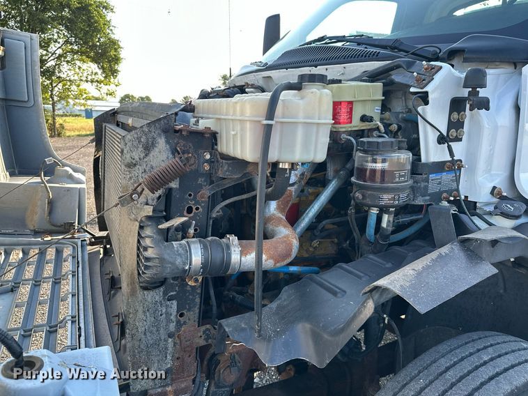 image for item KW9198 2003 GMC C7500  flatbed truck