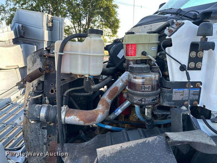 image for item KW9198 2003 GMC C7500  flatbed truck