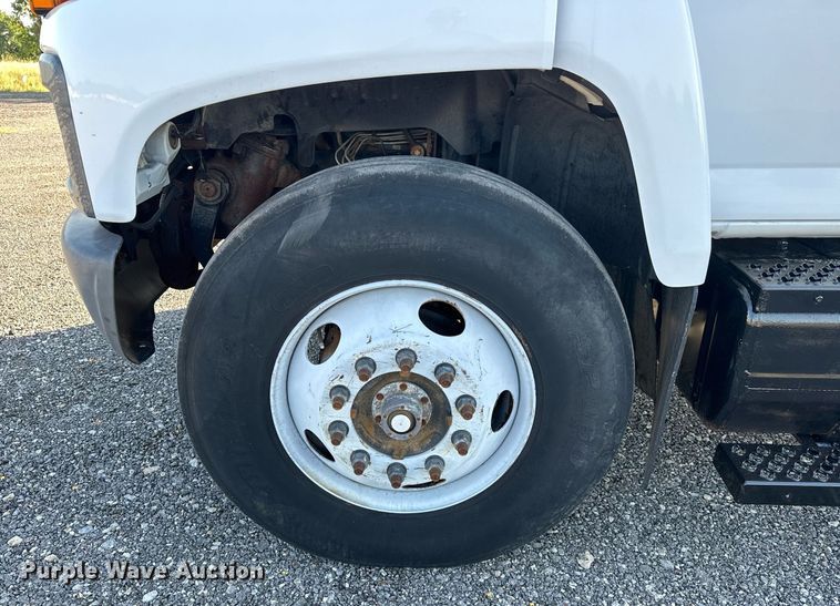 image for item KW9198 2003 GMC C7500  flatbed truck