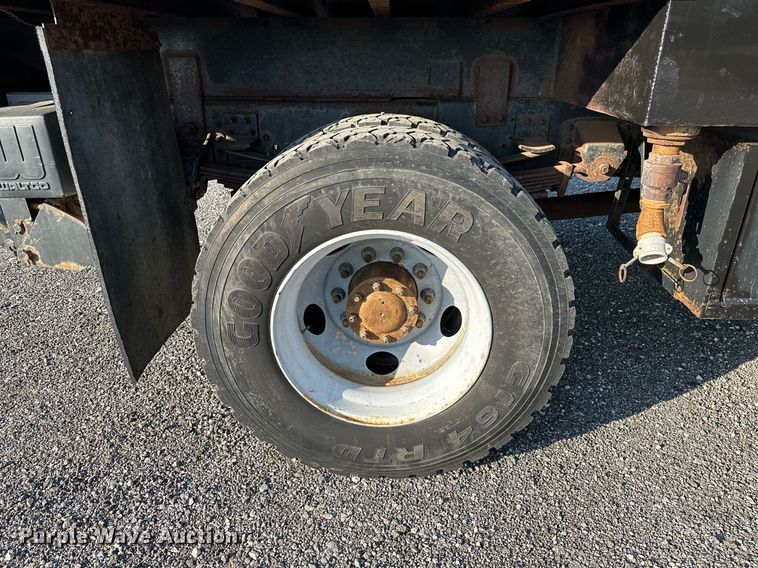 image for item KW9198 2003 GMC C7500  flatbed truck