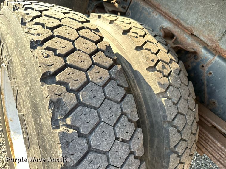 image for item KW9198 2003 GMC C7500  flatbed truck