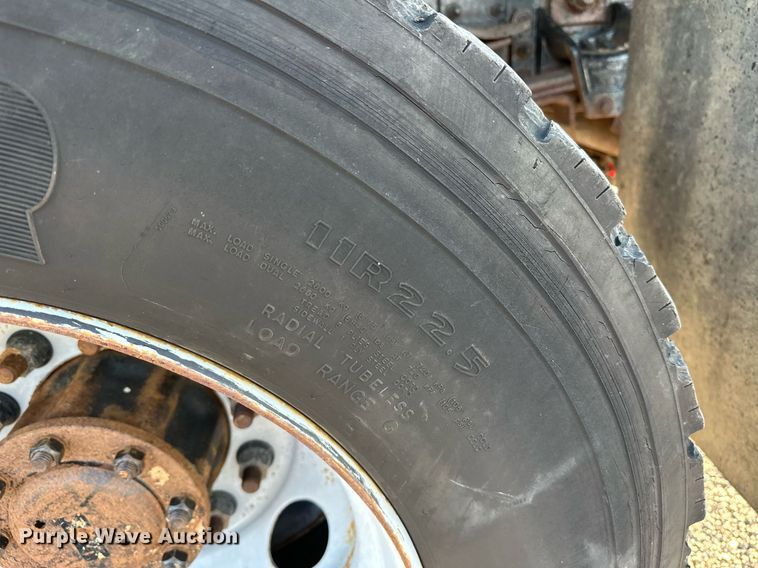 image for item KW9198 2003 GMC C7500  flatbed truck