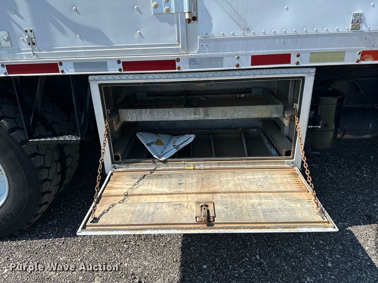 image for item KW9202 1993 International  4900 box truck