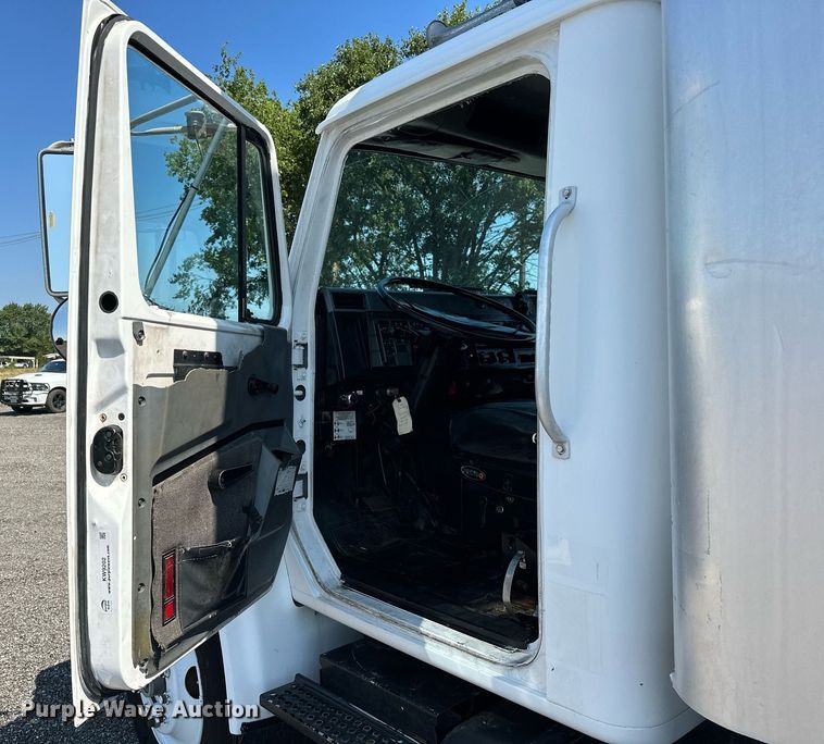 image for item KW9202 1993 International  4900 box truck