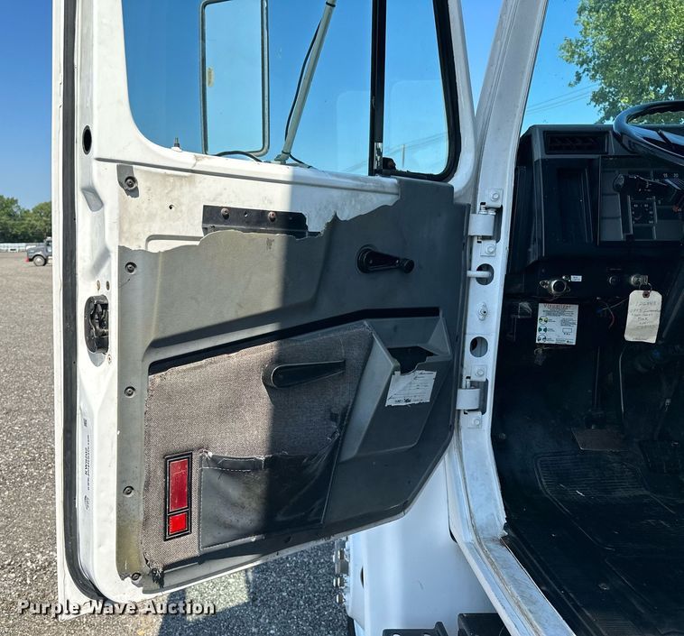 image for item KW9202 1993 International  4900 box truck