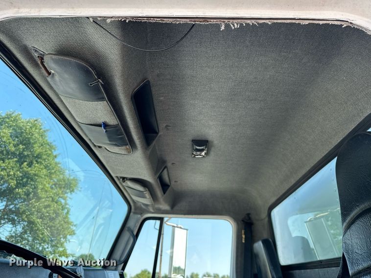 image for item KW9202 1993 International  4900 box truck