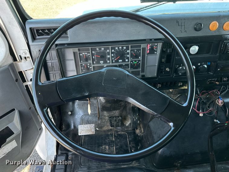 image for item KW9202 1993 International  4900 box truck