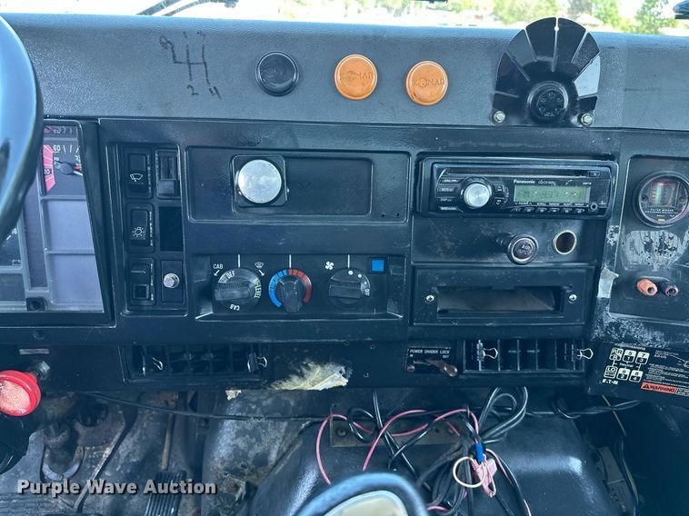 image for item KW9202 1993 International  4900 box truck