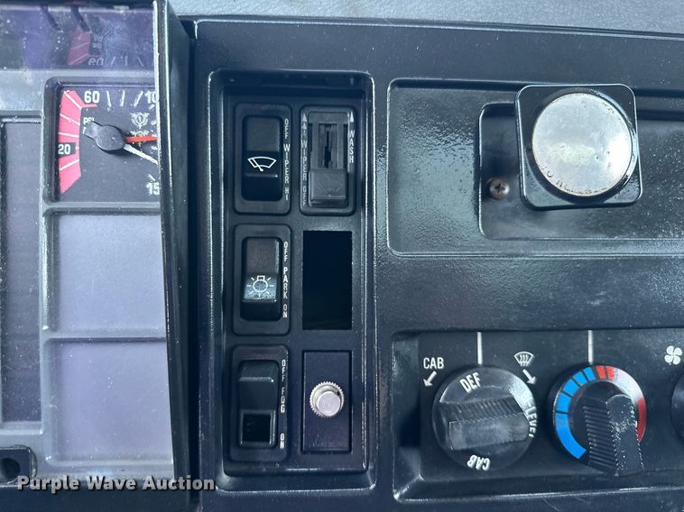 image for item KW9202 1993 International  4900 box truck