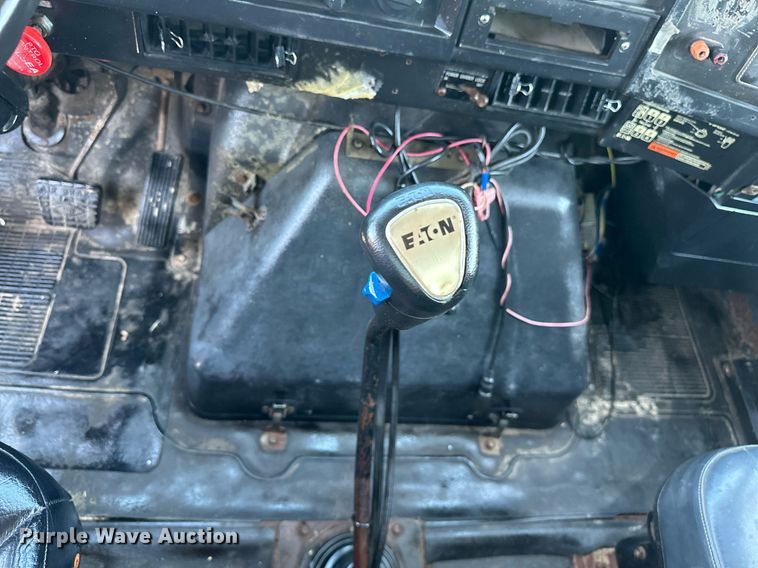 image for item KW9202 1993 International  4900 box truck