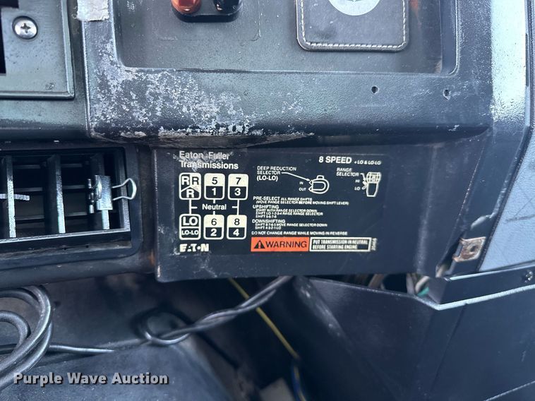 image for item KW9202 1993 International  4900 box truck