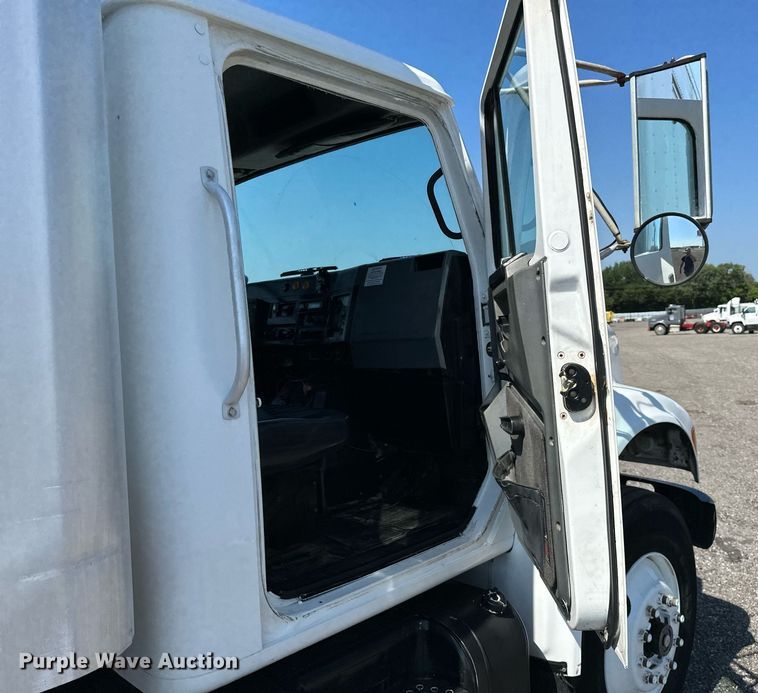 image for item KW9202 1993 International  4900 box truck