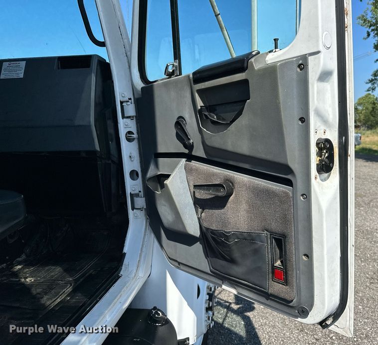 image for item KW9202 1993 International  4900 box truck