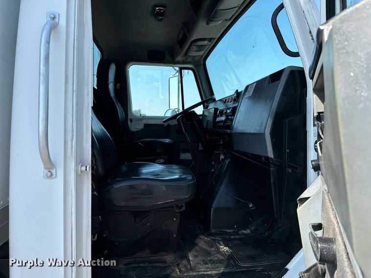 image for item KW9202 1993 International  4900 box truck