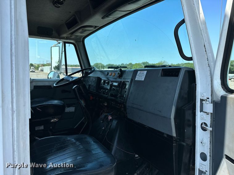 image for item KW9202 1993 International  4900 box truck