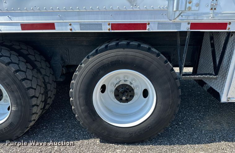 image for item KW9202 1993 International  4900 box truck