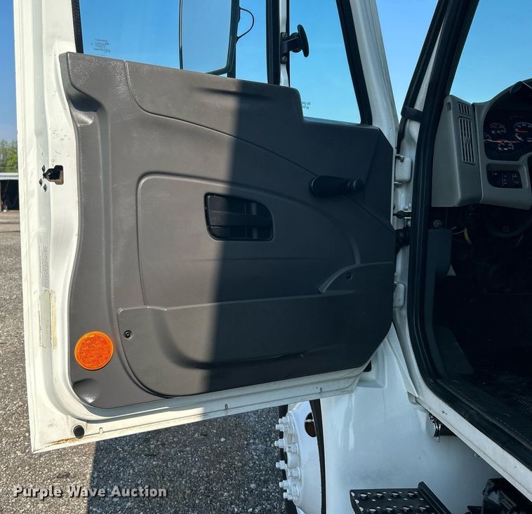 image for item KW9223 2012 International 4300  box truck