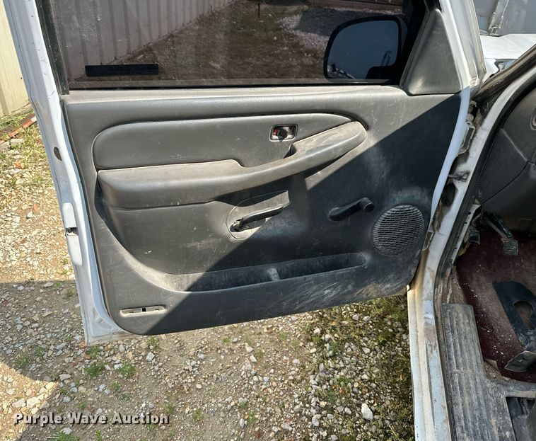 image for item LG9268 2005 Chevrolet Silverado 1500  pickup truck