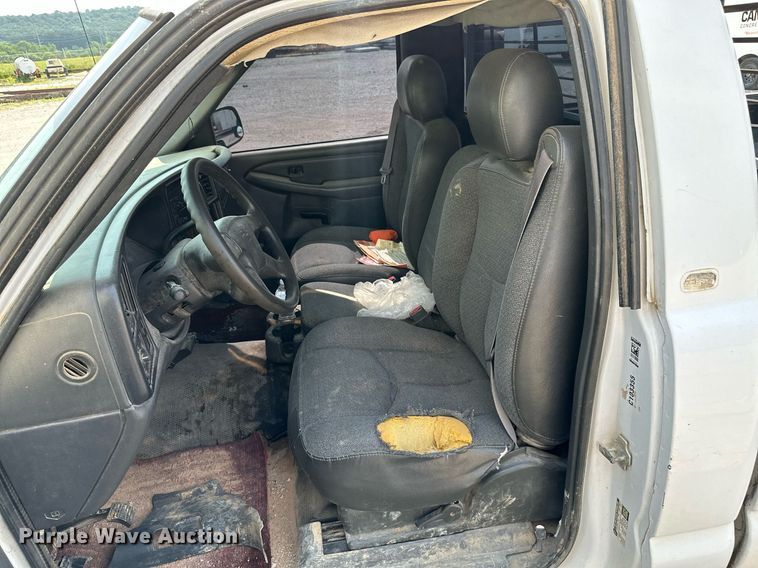 image for item LG9268 2005 Chevrolet Silverado 1500  pickup truck