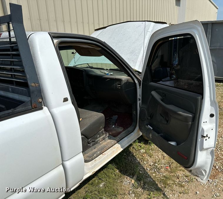 image for item LG9268 2005 Chevrolet Silverado 1500  pickup truck