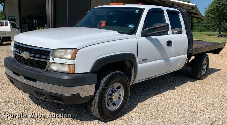 image for item LH9733 2006 Chevrolet Silverado 3500  Ext. Cab flatbed pickup truck