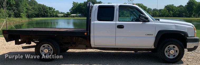 image for item LH9733 2006 Chevrolet Silverado 3500  Ext. Cab flatbed pickup truck