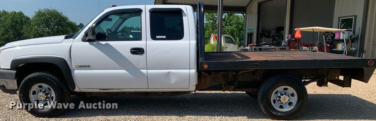 image for item LH9733 2006 Chevrolet Silverado 3500  Ext. Cab flatbed pickup truck