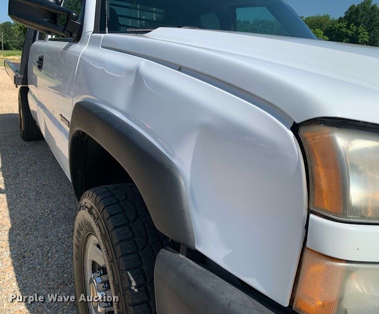 image for item LH9733 2006 Chevrolet Silverado 3500  Ext. Cab flatbed pickup truck
