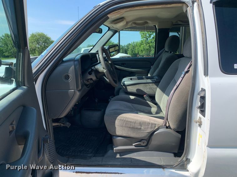 image for item LH9733 2006 Chevrolet Silverado 3500  Ext. Cab flatbed pickup truck