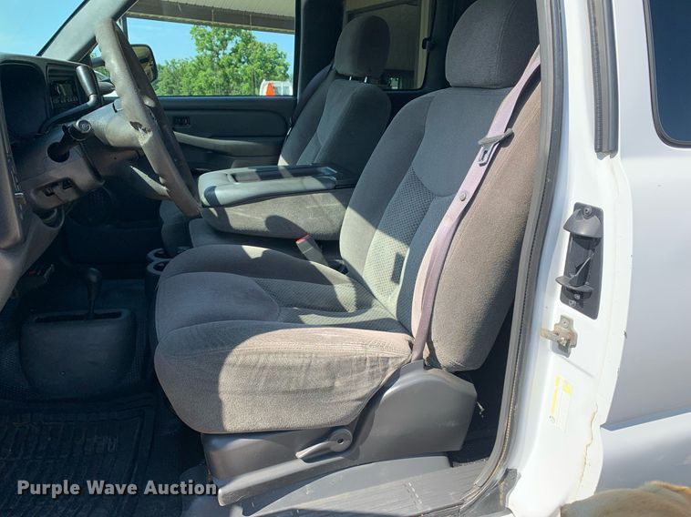 image for item LH9733 2006 Chevrolet Silverado 3500  Ext. Cab flatbed pickup truck