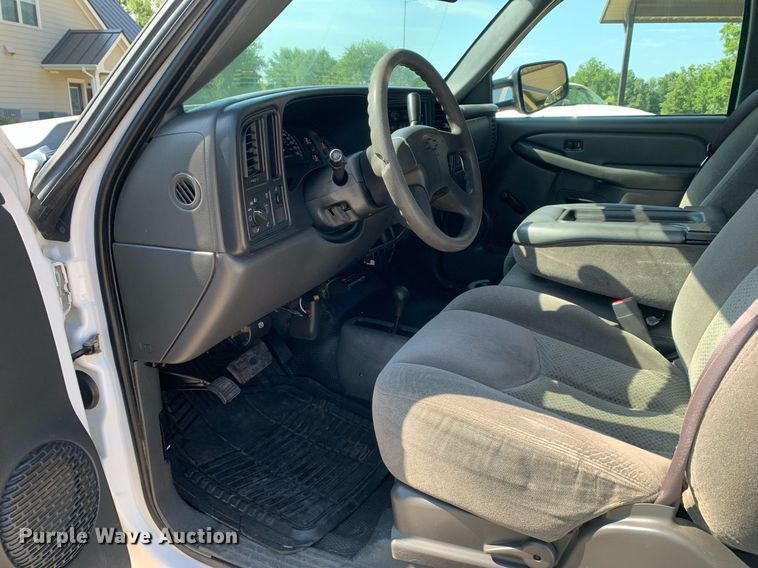 image for item LH9733 2006 Chevrolet Silverado 3500  Ext. Cab flatbed pickup truck