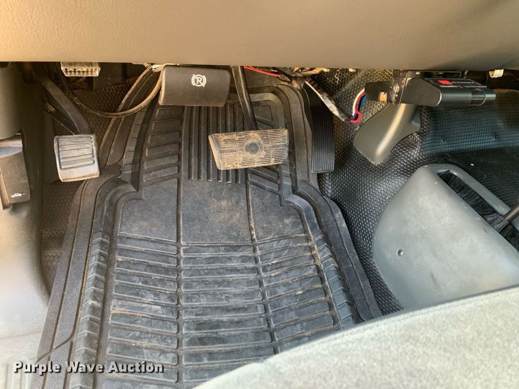 image for item LH9733 2006 Chevrolet Silverado 3500  Ext. Cab flatbed pickup truck