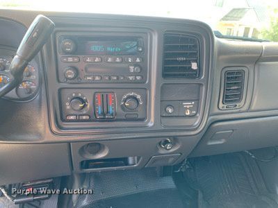 image for item LH9733 2006 Chevrolet Silverado 3500  Ext. Cab flatbed pickup truck