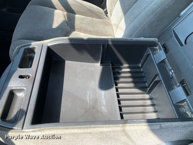 image for item LH9733 2006 Chevrolet Silverado 3500  Ext. Cab flatbed pickup truck