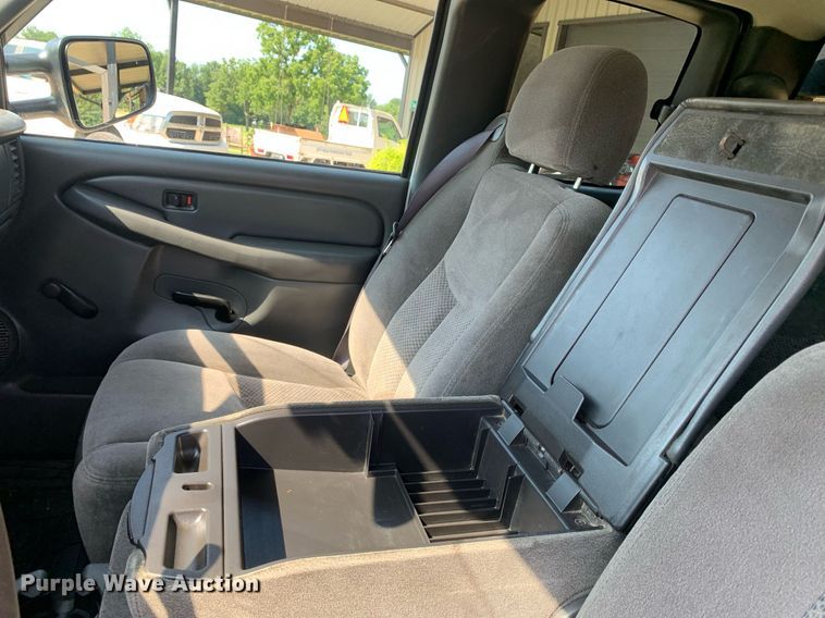 image for item LH9733 2006 Chevrolet Silverado 3500  Ext. Cab flatbed pickup truck