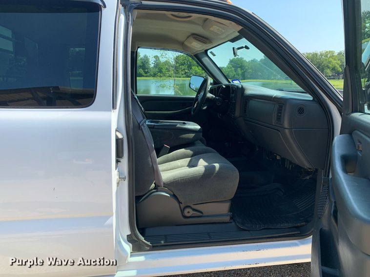 image for item LH9733 2006 Chevrolet Silverado 3500  Ext. Cab flatbed pickup truck